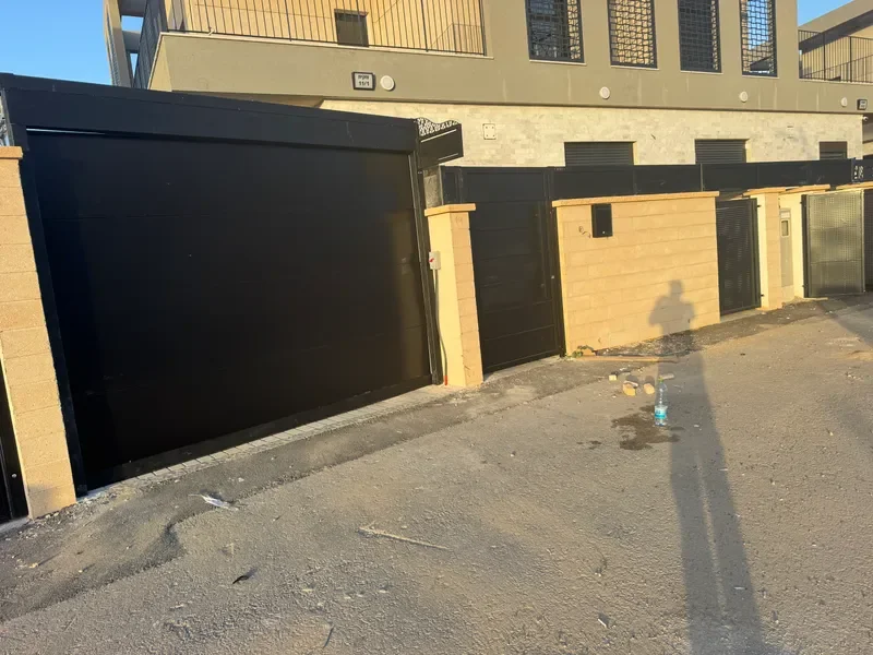 שיקום מערכת שער פאנלים בלויה לבית